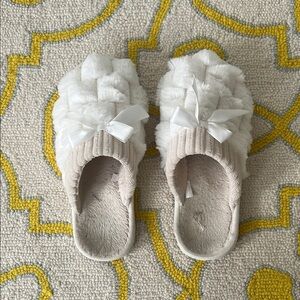 The cutest little well worn slippers! Sz 10